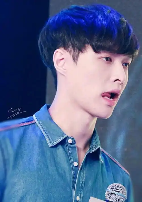 张艺兴作为早期以韩国练习生出道的流量明星,在那个韩流盛行的时代