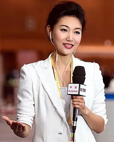 原创新闻联播节目主播李梓萌不仅人美字也很漂亮笔迹清晰自然