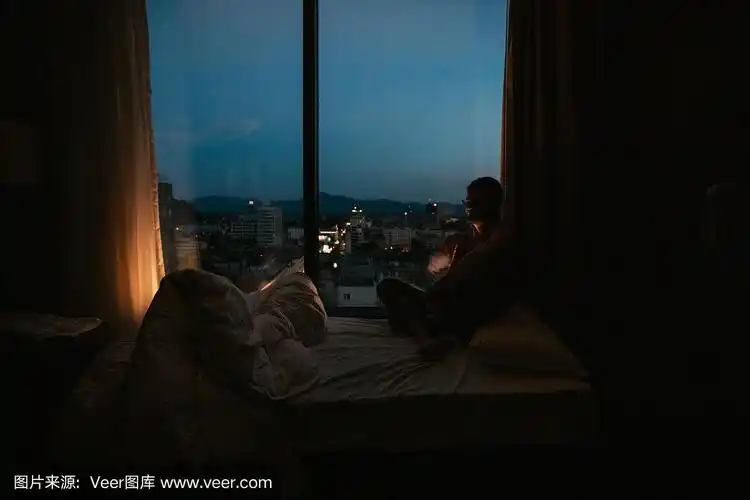 晚上一个人在窗边休息
