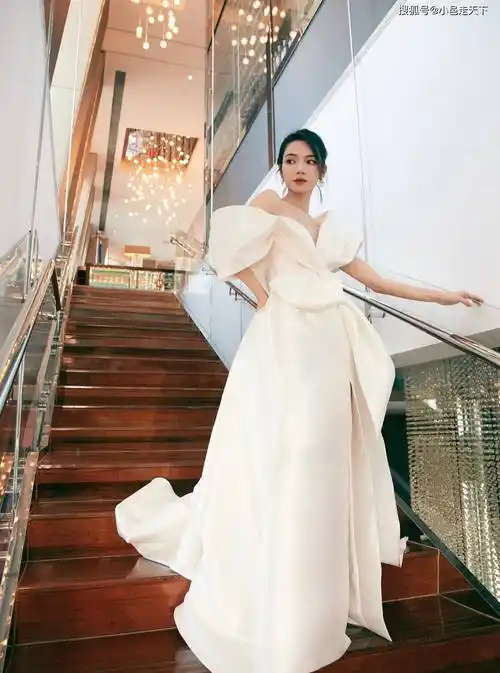 代斯白色长裙性感写真