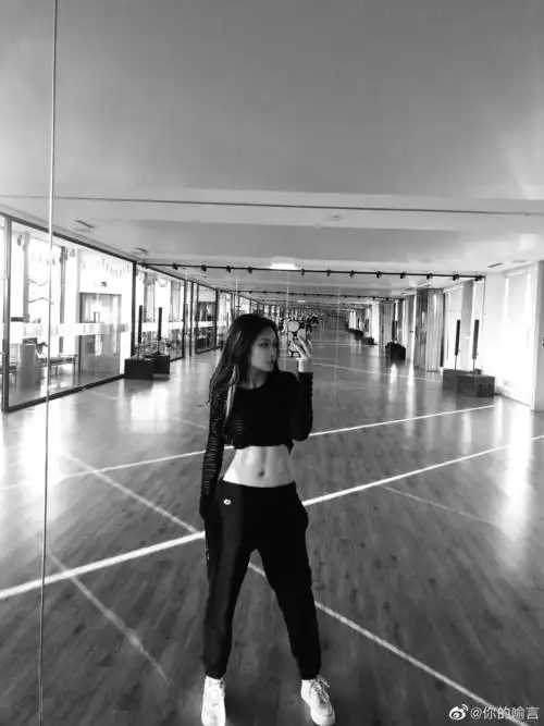 纹满背凤凰打舌钉唇钉,抽雪茄拍大尺度照_喻言