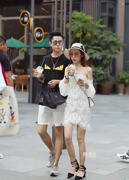 街拍情侣:情侣逛街,尽显恩爱和甜蜜!