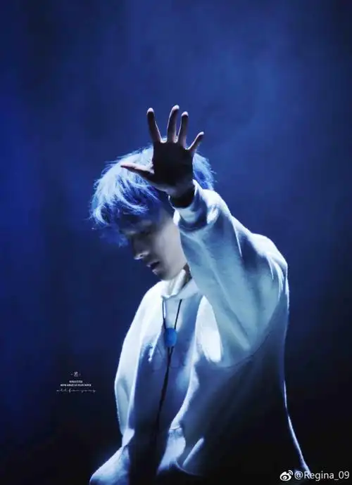 杨洋蓝发造型被夸一日限定男爱豆