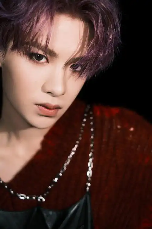 黄明昊露肩红毛衣造型##黄明昊新专辑vr预告照