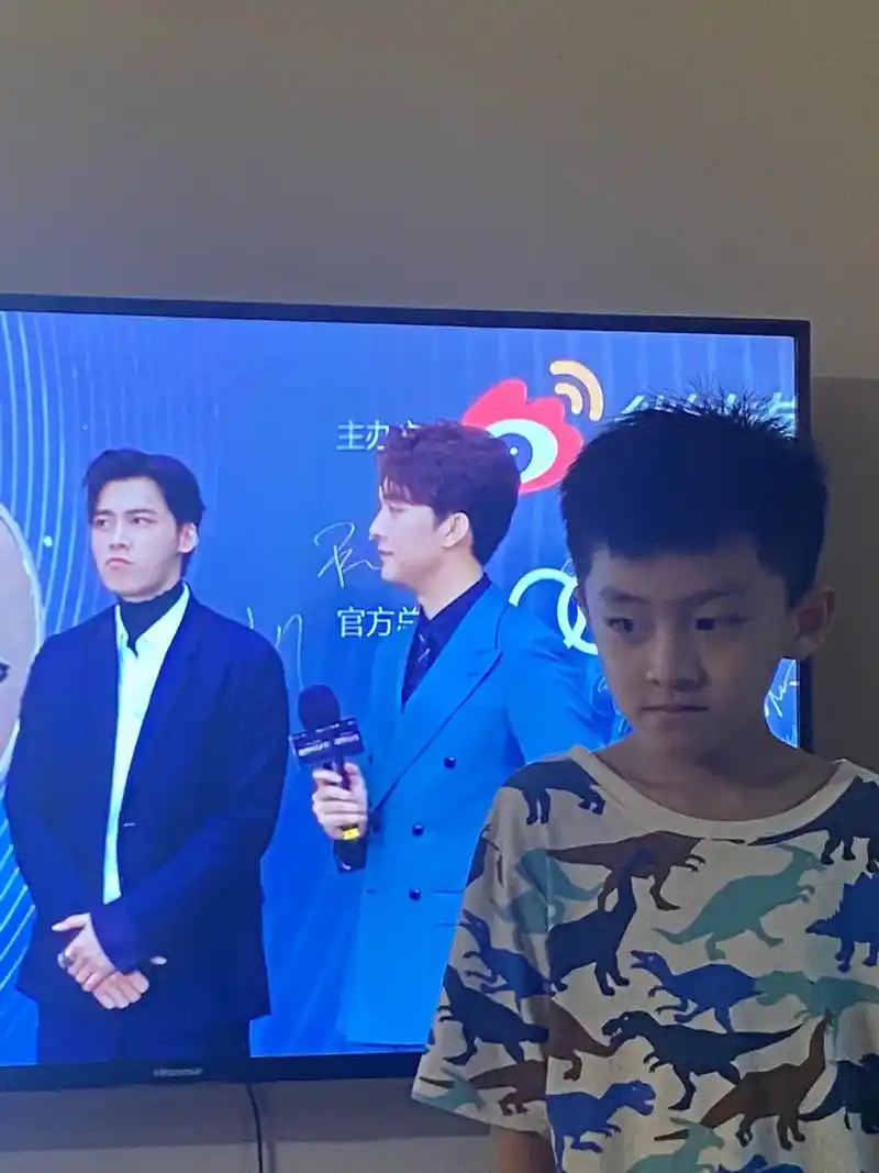 李易峰王一博合影.#弟弟09 #微博之夜 - 抖音