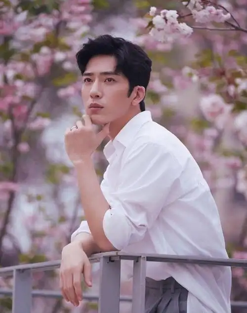 井柏然 春日大片曝光,利落短发,垂坠西装裤搭配简约白色衬衫,尽显