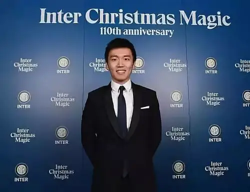 张康阳,毕业于宾夕法尼亚大学,屡获美国理工科奖项,被称为最帅富二代.