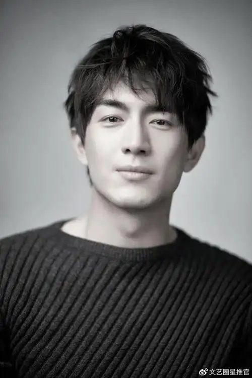 林更新拍戏被偶遇引得一群大妈驻足围观35岁演学生太勉强