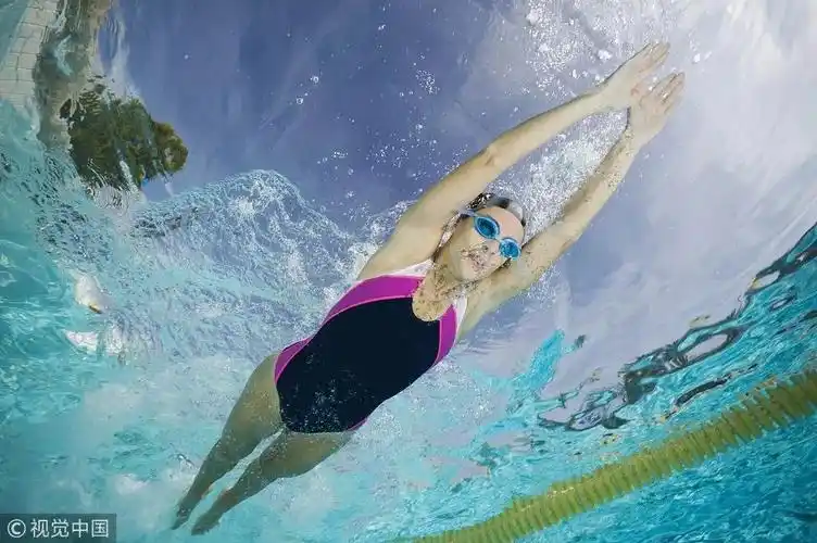 技巧| 2个蛙泳呼吸训练动作,让你游泳不呛水_姿势