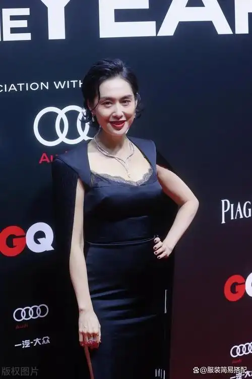 "朱茵大胆穿搭曝光!牛奶裙展现玲珑曲线,网友惊呼不敢直视!