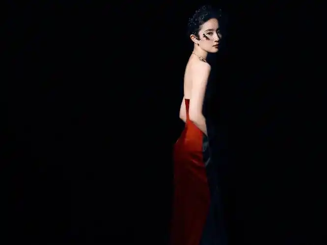 刘亦菲时尚芭莎4月刊封面