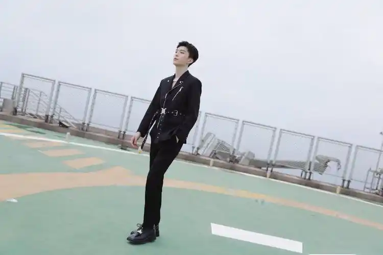 范丞丞《乘风破浪的姐姐》成团夜造型公开 清爽短发搭配黑色朋克西服
