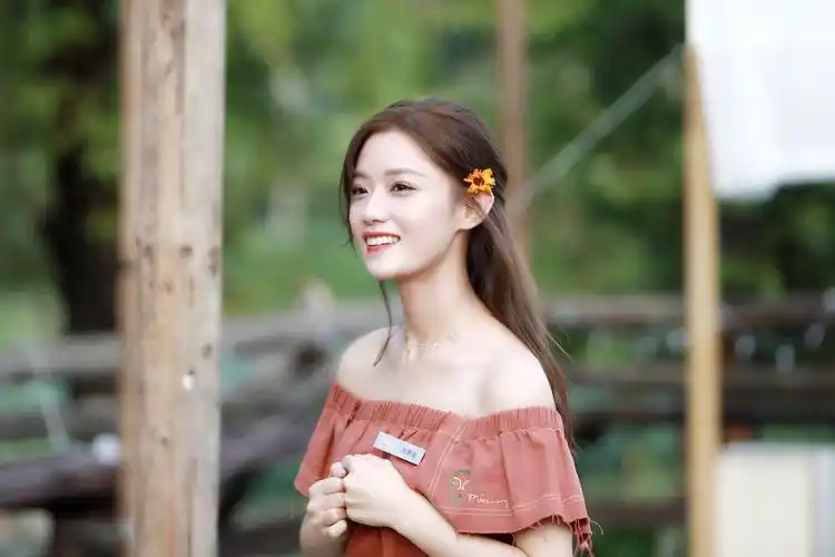 陈意涵estelle化身完美店员 用美食与甜笑征服客人