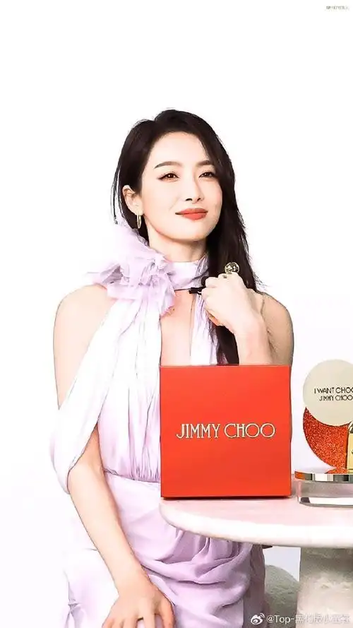 宋茜今日份直播截图,jimmy choo全球品牌代言人以一袭ralph & russo