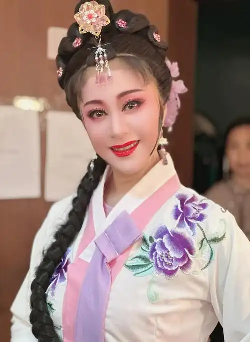 韩丽萍,原三门越剧团花旦,主工傅派,吕派,现为浙江越艺越剧团团长兼