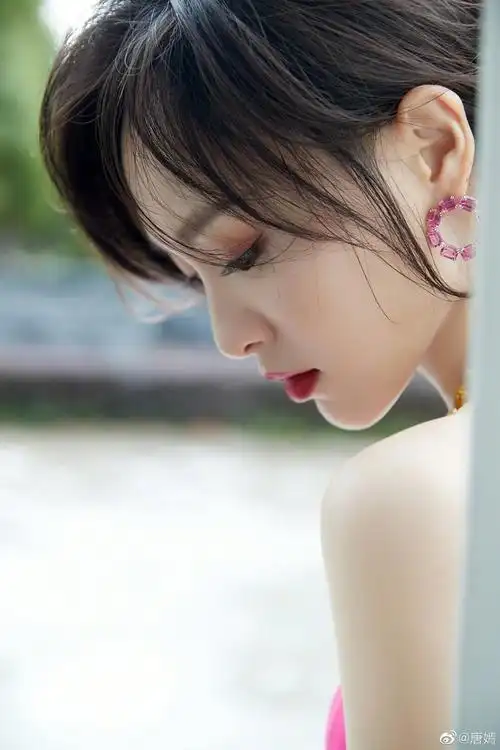 上海美女唐嫣粉色抹胸裙惊艳又嫩又美宛如少女