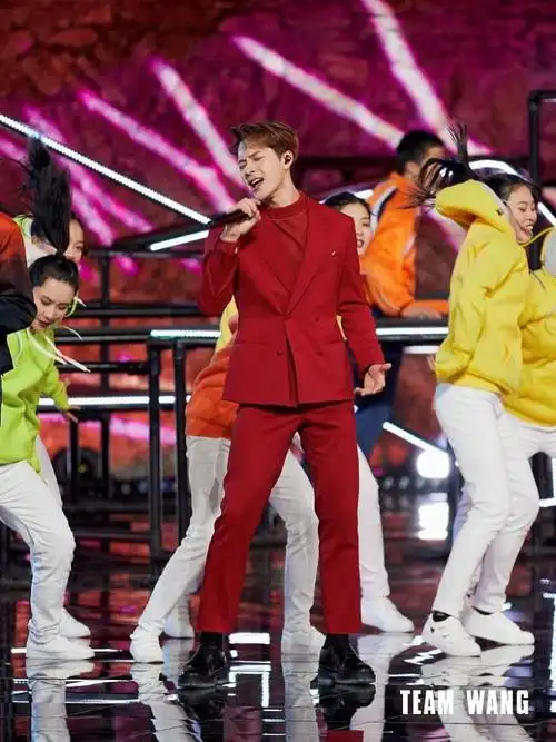 王嘉尔连登三台跨年晚会舞台照活力满满尽显气场