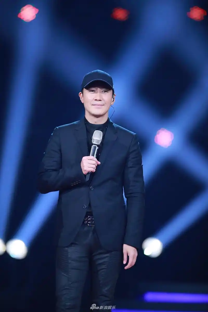 组图:《蒙面》黎明揭面黑色西装帅气 活泼调皮显反差萌_高清图集_新浪