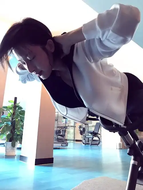 在泳池边瑜伽,海边平板支撑,街头晨跑,永远充满着正能量