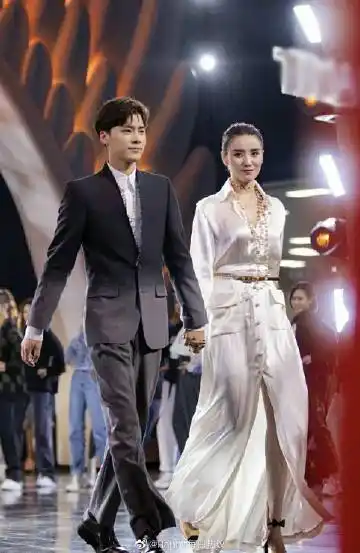 李易峰和宋佳,杨洋和唐嫣,你们觉得谁更像豪门姐弟?