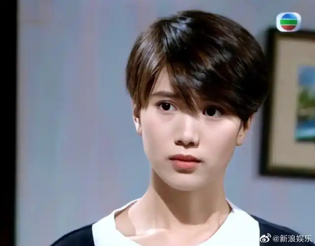 旧爱浪#1992年《他来自天堂》,袁咏仪饰演凌珊珊,短发俏皮可爱,清丽