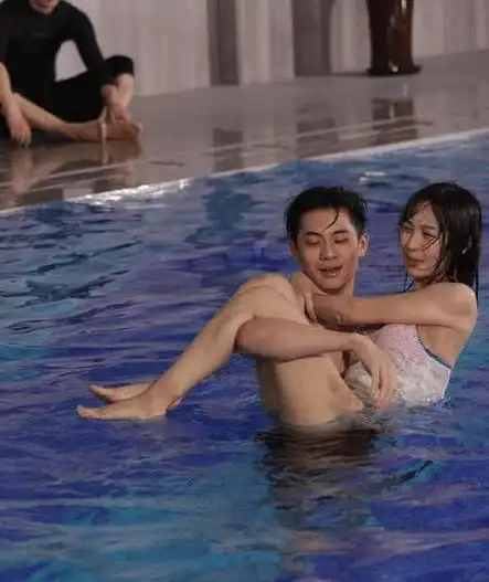 当时李菲儿在参加跳水节目的时候,梁译木从水中抱起了她,因为一些原因