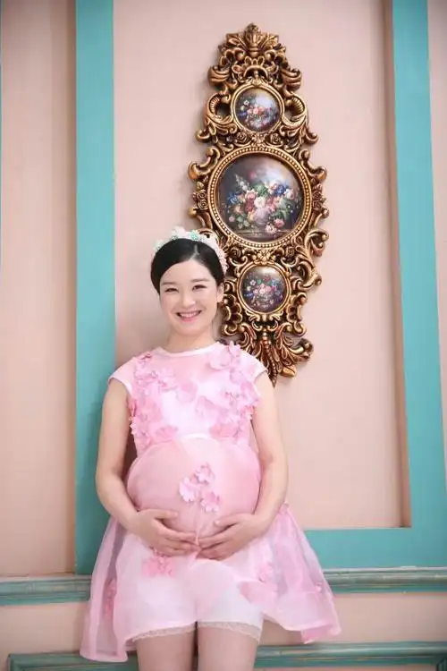 双胞胎准妈妈28周孕姿照妈妈爸爸爷爷奶奶姥爷姥姥全 | 妈妈网轻聊