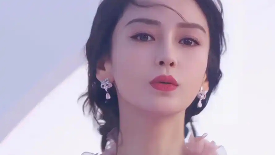 gq红毯惊艳瞬间:热巴美艳,杨洋帅气,杨颖仙女,刘雯气场好强