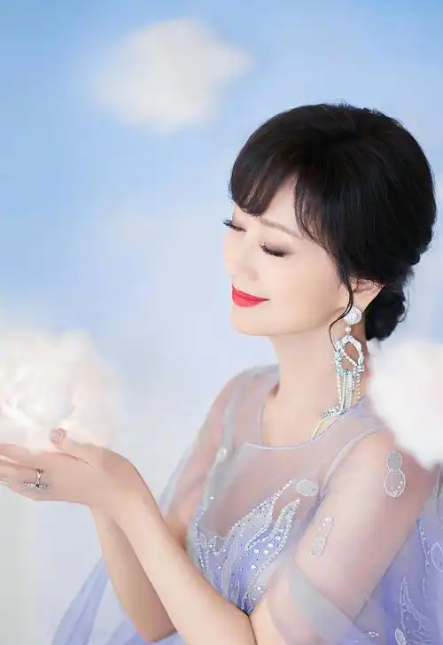不老女神赵雅芝梦幻纱裙写真曝光手捧云朵似仙女下凡