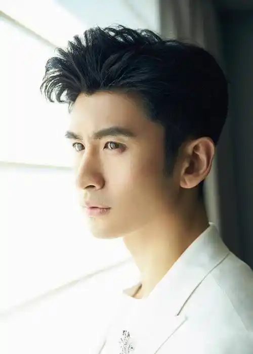 "耿直"张云龙也是妥妥实力派!每件西装都好耀人!快来看看_颜色_黑色_