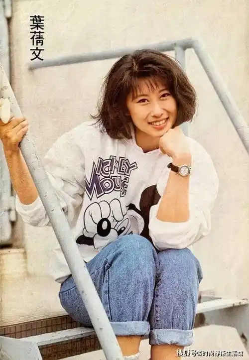 61岁叶倩文惊艳到了,我发现:短发微卷,穿衣素雅,从容老去真美 - 丁丁