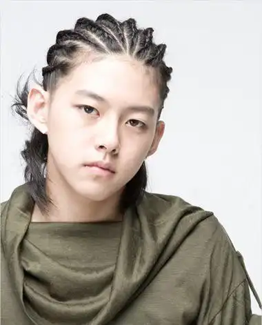 男生头发往后梳扎辫子 潮流男梳辫子(2)_发型师姐