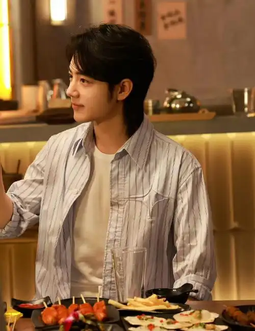 让我来给肖战整理衣领##肖战侧脸笑颜