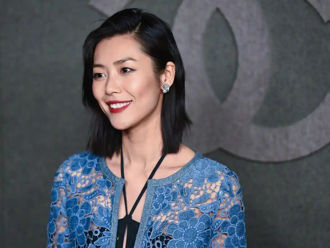 刘雯太适合齐肩短发了,搭配蕾丝外套干练又仙气,看了也想剪短发