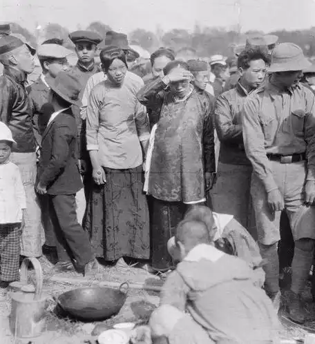 100多年前的中国社会百态是什么样的