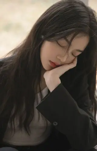 高冷气质女神迷人养眼眼神撩人写真图片[2/9]_美女写真_美桌网