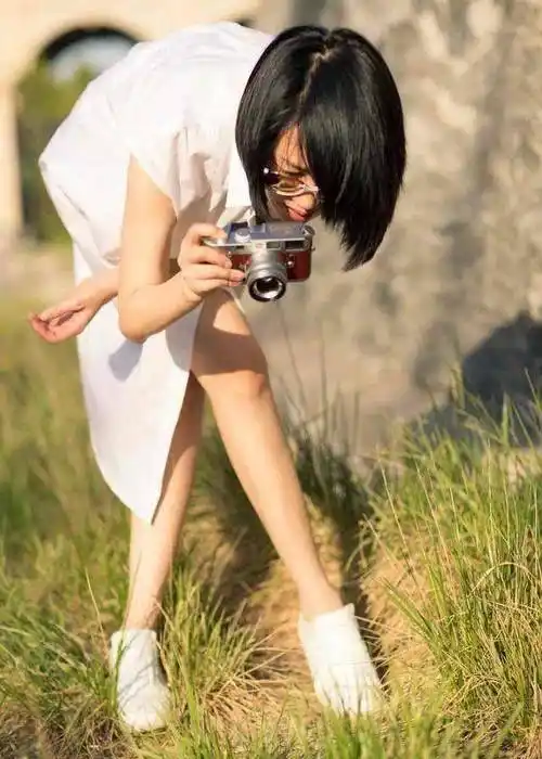 浅色系的一个系列,没有想象中的公主范打扮,而且许晴是全素颜出现的