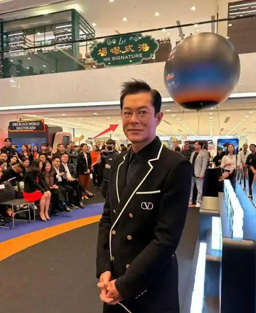 52岁古天乐现身海港城面部僵硬头发稀少近照被指像蜡像