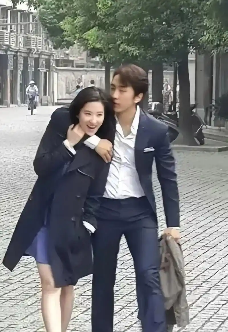 这张照片拍摄于2015年,刘亦菲和韩国男演员宋承宪热恋时的合影.