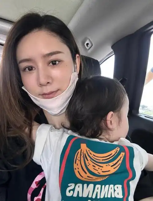 林峯女儿托班毕业典礼张馨月一身名牌带保姆出席一年学费20万