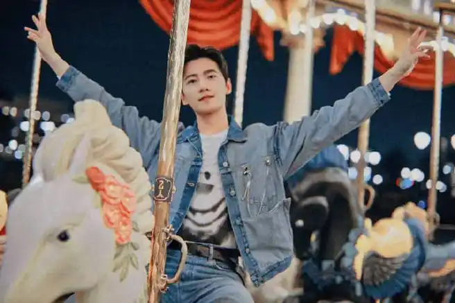 杨洋游乐园vlog#杨洋 的浪漫迪士尼vlog来啦!