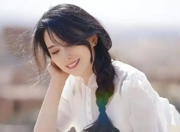 汪峰和"森林北"酒店过夜照片曝光,牵手逛街,十指紧扣虐单身狗