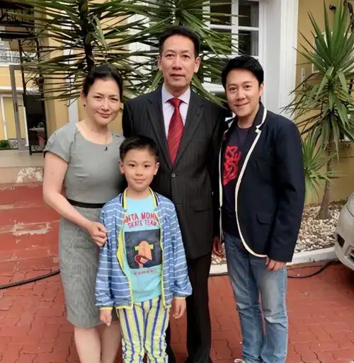 蔡国庆晒全家福!他同框儿子惊人相似,小13岁妻子衰老显著