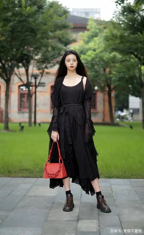 裙子可以说是女人的最美战袍,无论何时何地,裙子都能拿来进行穿搭