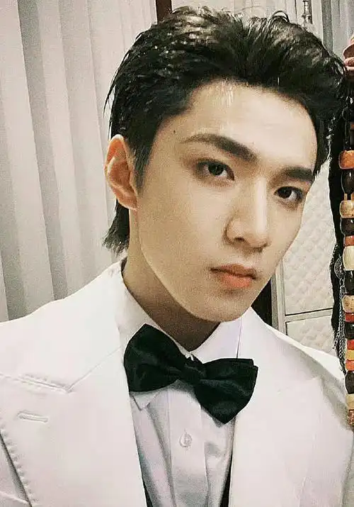 白色西装 大背头出场方式真的超帅!然后插兜失败了!