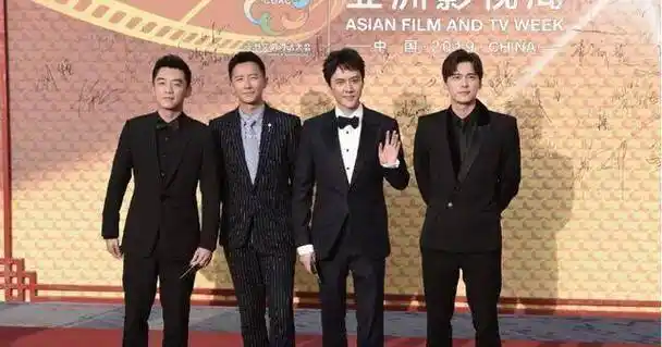 郑恺包贝尔晒与李易峰等男神合影,沈腾成行走的表情包,实力抢镜_邓超