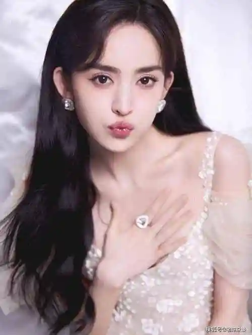 31岁古力娜扎,饱满有料性感迷人啊!