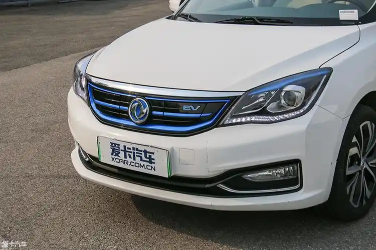 图>四款纯电动汽车横评东风风神e70的外观带有明显的新能源特征,车标