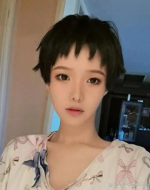 搭配精致超短碎发非常别致,染一个个性十足的发色很有