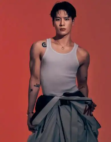 王嘉尔最新封面,肌肉好大,我好喜欢